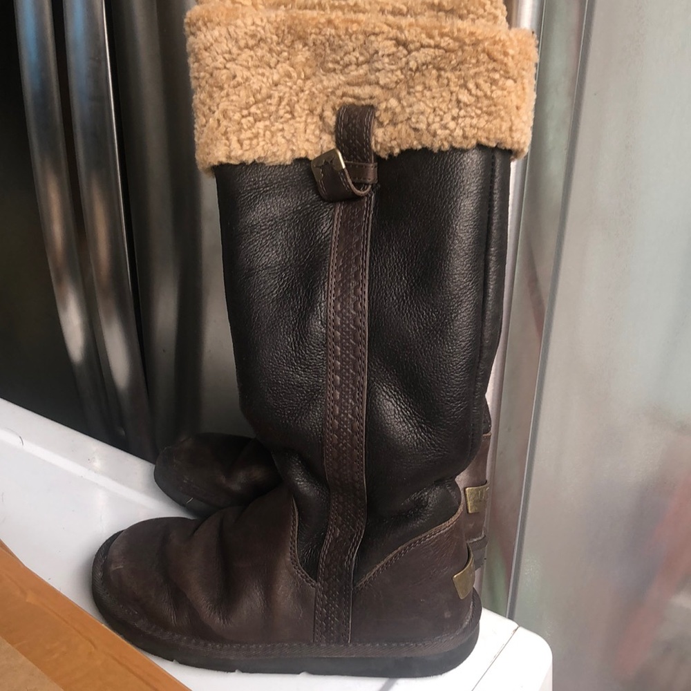 Brown winter Ugg boots. Lined. Leather.